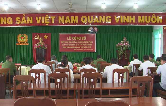 Ngã Năm công bố Quyết định tuyển dụng Công an xã